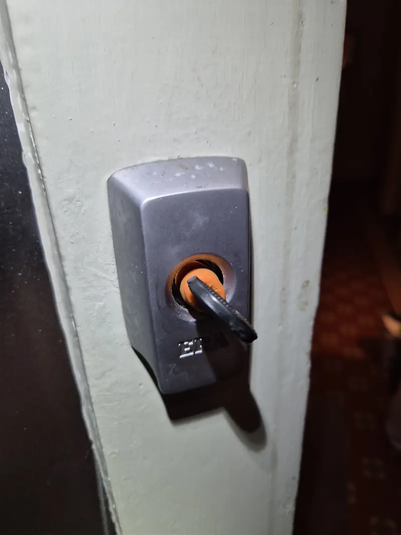 Non-destructive house door entry tools being used on a real call-out in Leeds
