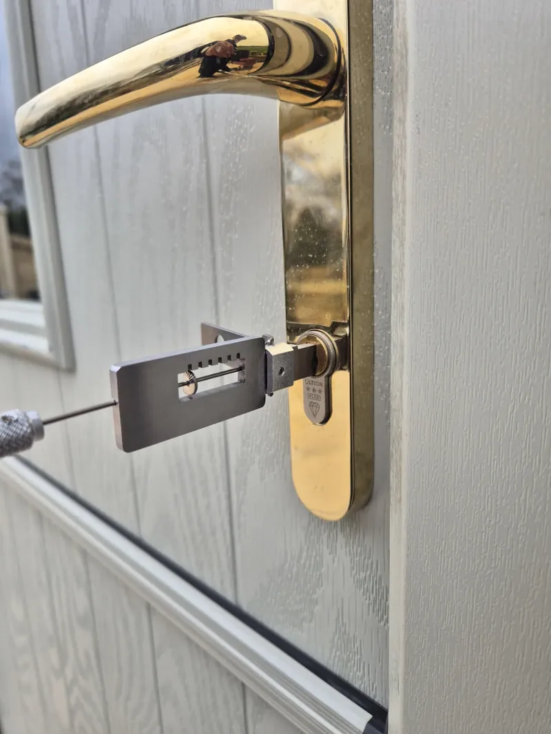 Non-destructive door entry locksmith service in Leeds